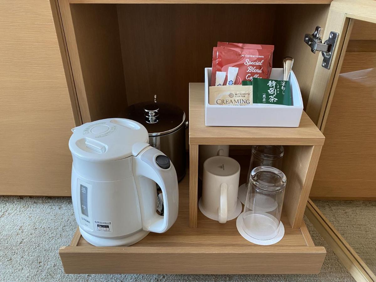 Hotel Associa Shizuoka Luaran gambar A tea and coffee making station in a hotel room