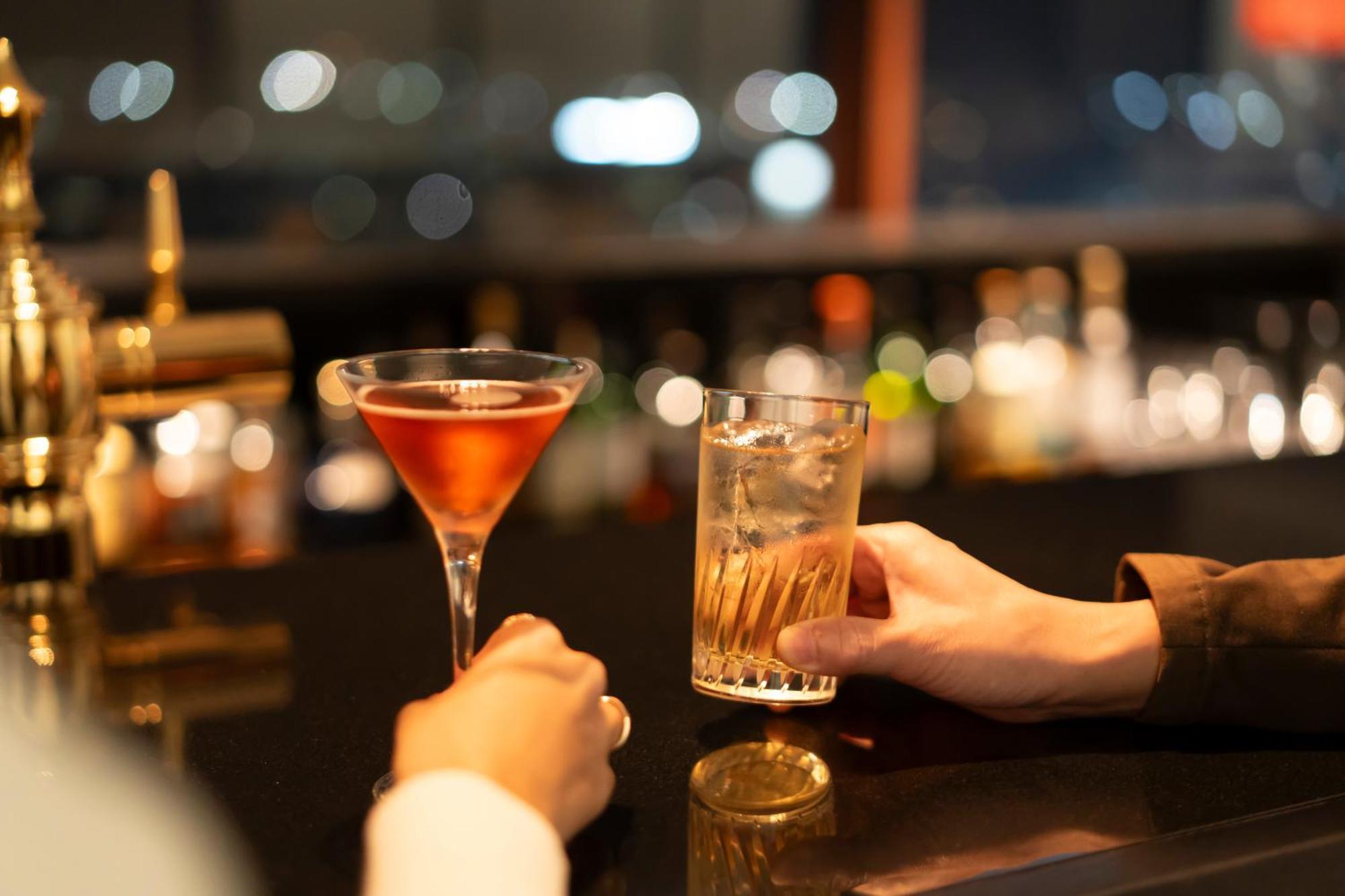 Hotel Associa Shizuoka Luaran gambar A bartender serving drinks