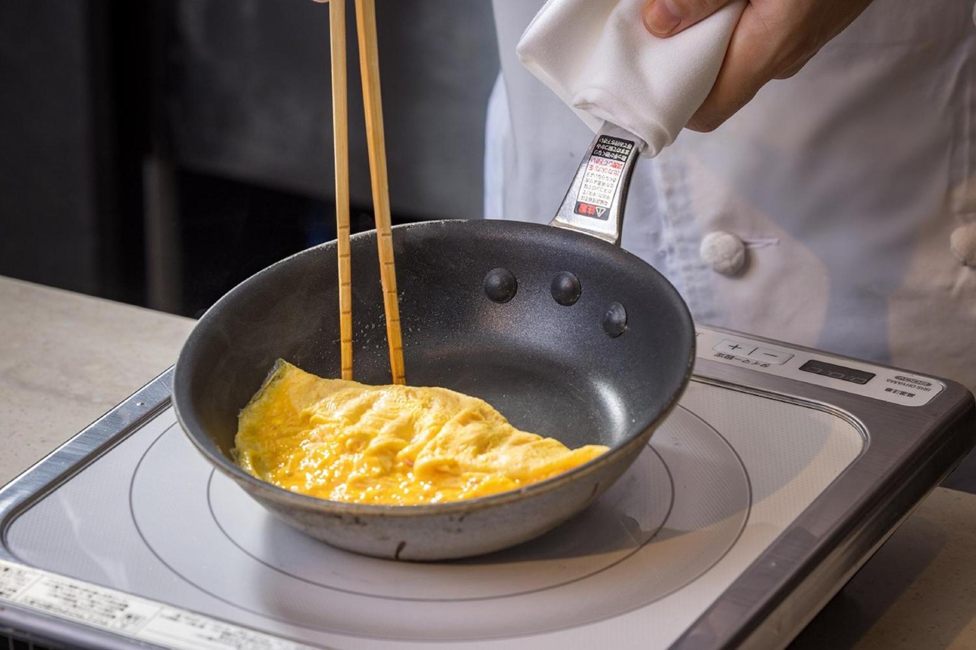 Hotel Associa Shizuoka Luaran gambar A chef cooking an omelette
