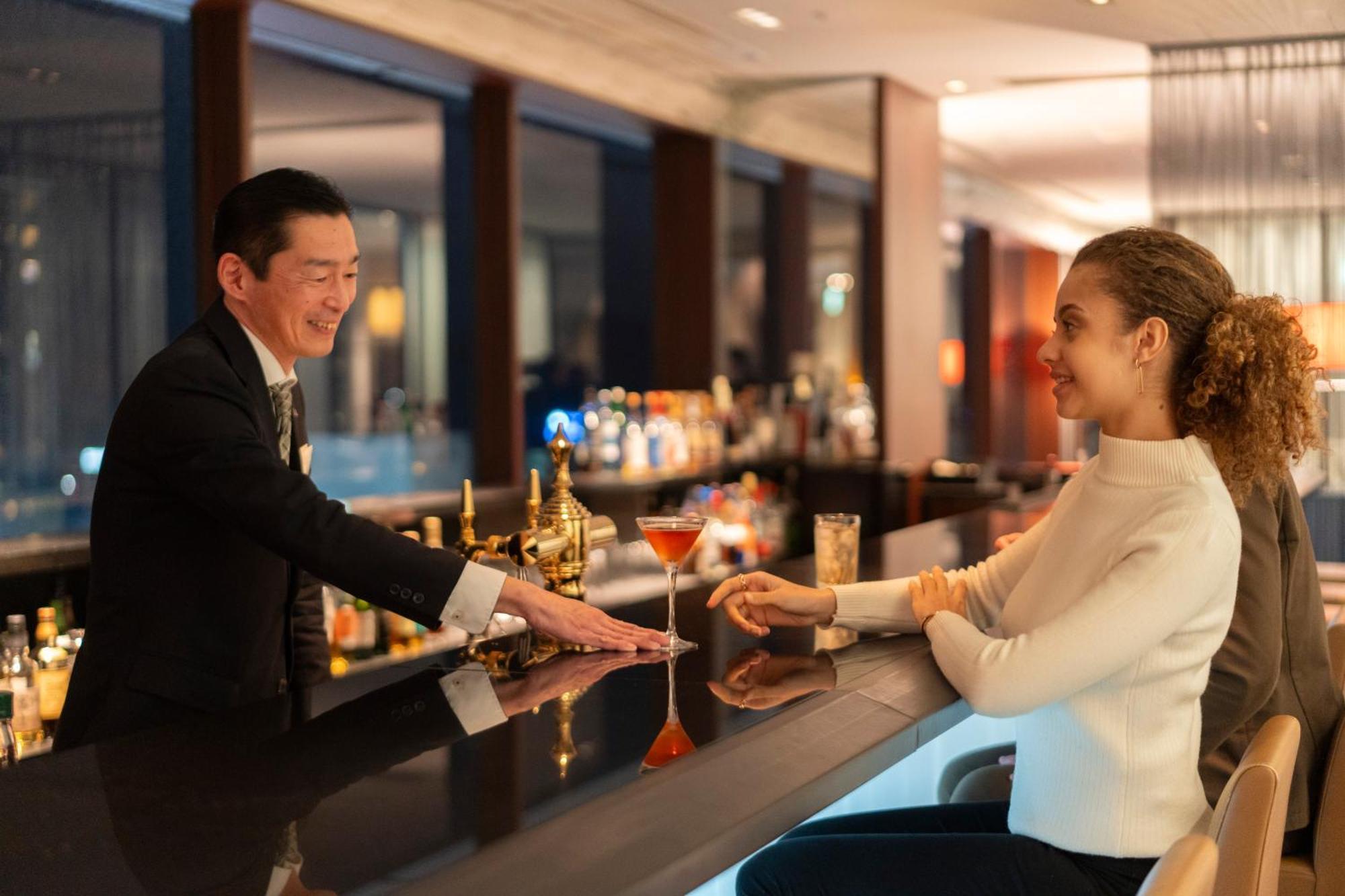 Hotel Associa Shizuoka Luaran gambar A bartender serving a guest