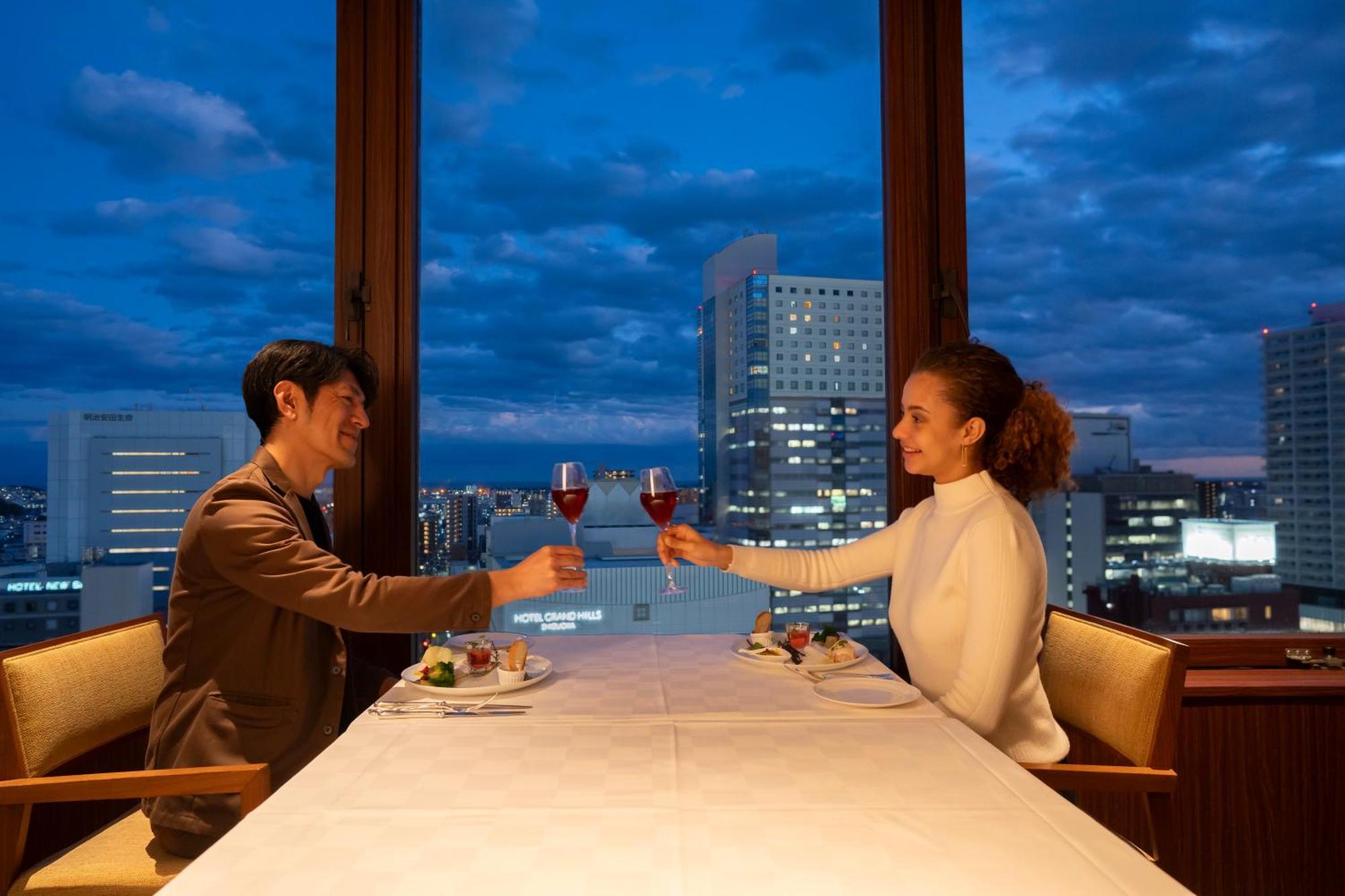 Hotel Associa Shizuoka Luaran gambar A couple dining at a restaurant