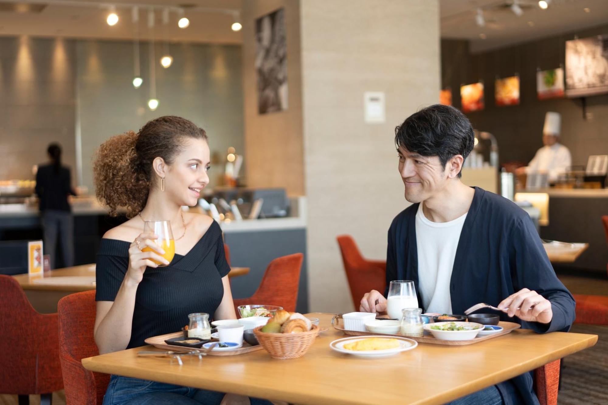 Hotel Associa Shizuoka Luaran gambar A couple dining at a restaurant